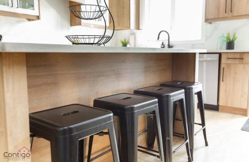 Jasper Place House | Modern Retreat, AirCon, Backyard, Near DT & WEM