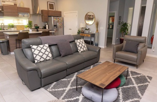 Horizon City House | Modern Retreat by Golf Course - 3 Bedrooms & Office Space
