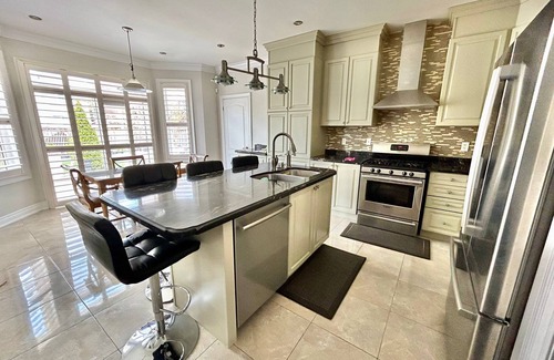 Brampton House | Modern Retreat ~ Fully Equipped ~ Patio ~ Brampton
