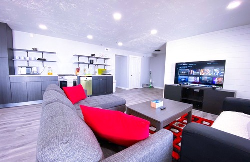Draper House | Modern Retreat Near South Mtn Paragliding, Skis