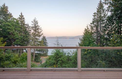 Hoodsport House | Modern retreat w/stunning views & hot tub