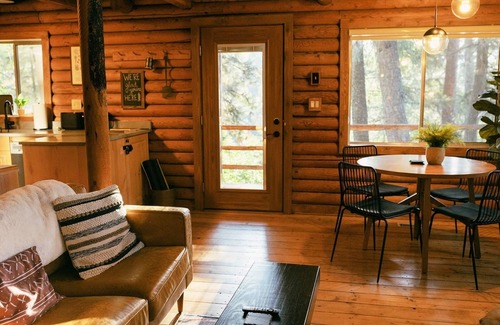 Garden Valley Cabin | Modern romantic 2-bed log cabin in the forest