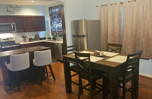 Atlanta House | Modern Room in Atlanta - Near GWCC, The Benz, Ga. Aquarium - Private Bath