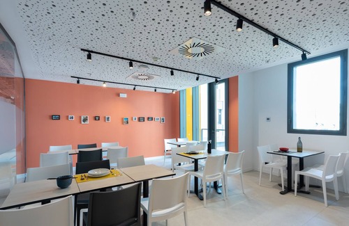 Milagrosa Apartment | Modern Room with High-Speed Wi-Fi in Pamplona