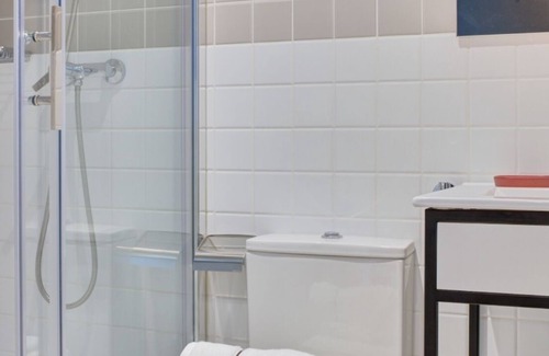 Milagrosa Apartment | Modern Room with High-Speed Wi-Fi in Pamplona