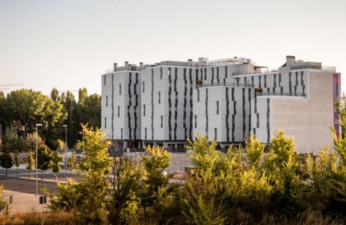 Milagrosa Apartment | Modern Room with Wi-Fi in Pamplona, Sleeps 2