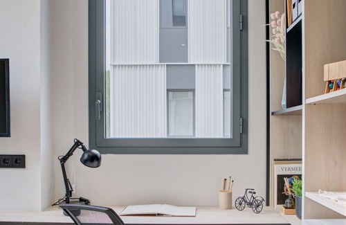 Milagrosa Apartment | Modern Room with Wi-Fi in Pamplona, Sleeps 2