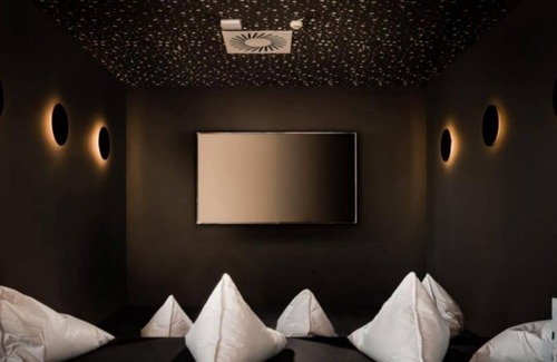 Milagrosa Apartment | Modern Room with Wi-Fi in Pamplona, Sleeps 2