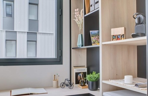Milagrosa Apartment | Modern Room with Wi-Fi in Pamplona, Sleeps 2