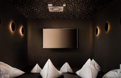 Milagrosa Apartment | Modern Room with Wi-Fi in Pamplona, Sleeps 2