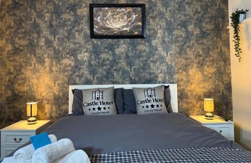 Coldstream Bed & Breakfast | Modern Rooms with SELF Check-In The Castle, Coldstream