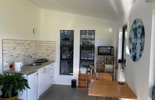 Raglan Apartment | Modern rural Room with a view