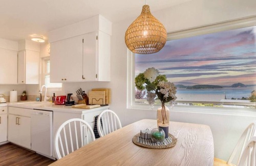 Oak Harbor House | Modern Rustic 2B2B with Ocean&Mountain Views &BBQ