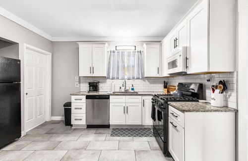 Mount Clemens Apartment | Modern, Rustic[3BR/1.5BA]Townhome in Mt. Clemens
