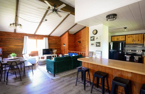 Hinckley Cabin | Modern Rustic Cabin.Hottub.Sleeps9.nearStCroixStPk