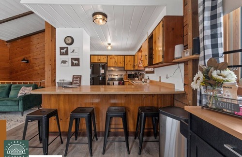 Hinckley Cabin | Modern Rustic Cabin.Hottub.Sleeps9.nearStCroixStPk