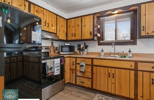 Hinckley Cabin | Modern Rustic Cabin.Hottub.Sleeps9.nearStCroixStPk