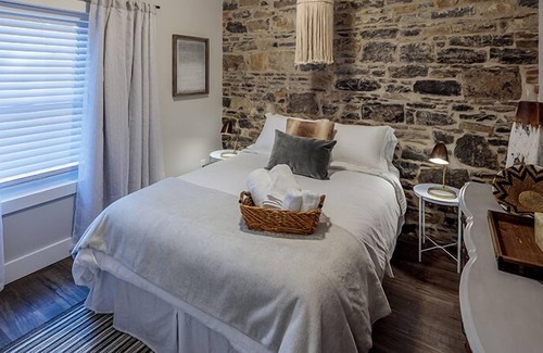 Inner Harbour Apartment | Modern Rustic Flat in the heart of Kingston