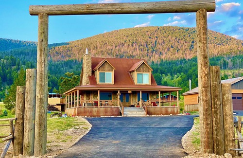 West Yellowstone Cabin | MODERN RUSTIC CABIN WITH WATER ACCESS AND BOAT DOCK [SLEEPS 17]