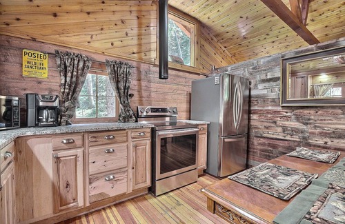 Bailey Cabin | Modern Rustin Cabin with stream running through it!