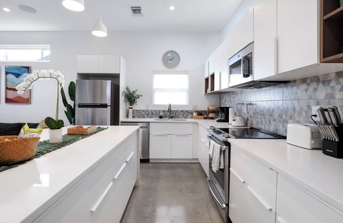 Eastside Promise Neighborhood House | Modern SA Home Nr DT + River Walk + Alamo | WiFi