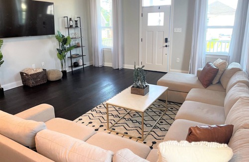 Gentilly Woods House | Modern Sanctuary | 12 min to Downtown Nola