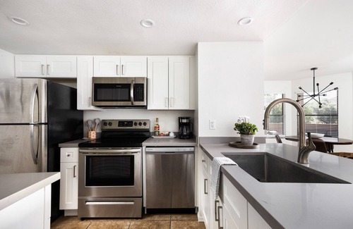 Paradise Valley Village Condo | 🔥Modern Scottsdale Condo 🔥 Great Area! Golf | Heated Pool | Gym 🏈️⛳️🌴 ⚾