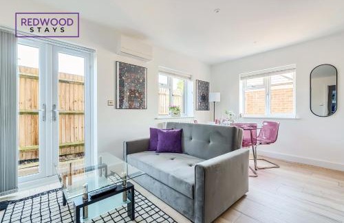 Basingstoke Apartment | Modern Serviced Apartments For Contractors & Families With FREE Parking, WiFi & Netflix By REDWOOD STAYS