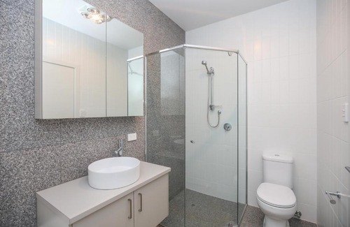 Oaklands Park House | Modern Share house, private bedroom with double size bed, 7min to beach