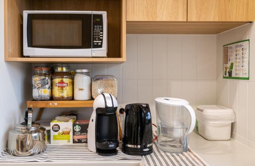 Oaklands Park House | Modern Share house, private bedroom with double size bed, 7min to beach