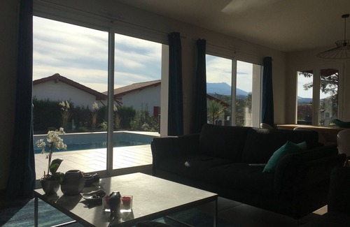 Saint-Pee-sur-Nivelle House | Modern single-storey villa, pool, Rhune view, south-facing and centrally located