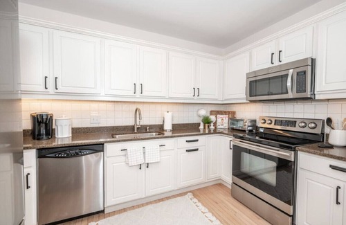 Columbia-Tusculum House | Modern Single Family Retreat - City Near!