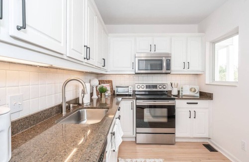 Columbia-Tusculum House | Modern Single Family Retreat - City Near!