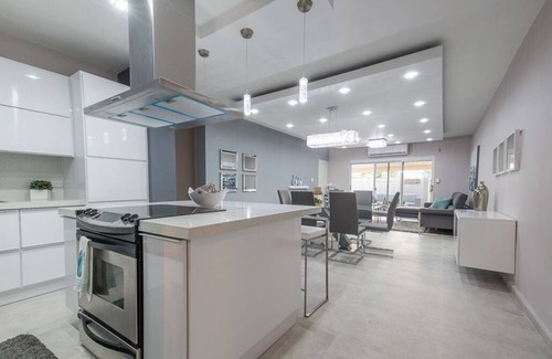 Bajura Apartment | Modern/sleek Apt, 7 mins from Jobos Beach