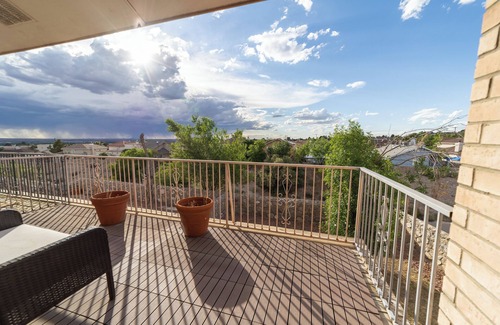 El Paso House | Modern Smart Townhouse | Premium Amenities | Nearby Restaurants | Full Kitchen