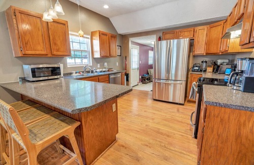 Springfield House | 🏡 Modern SmartHome Retreat Near Downtown Springfield & MSU