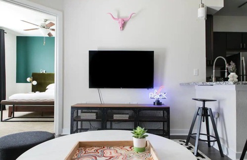 West Congress Apartment | Modern SoCo CozySuites w/ 2 Pools! #04