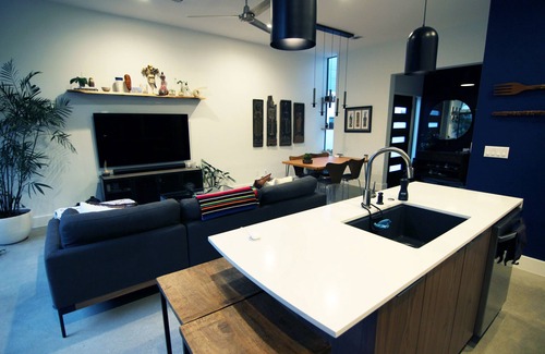 Dawson House | Modern SoCo Gem 2BD/2.5BA Urban Oasis in Great Location - Corporate Housing