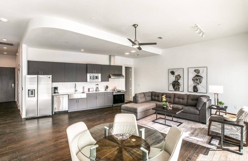 Cedars Apartment | Modern Space /King Bed /Unforgettable Views!