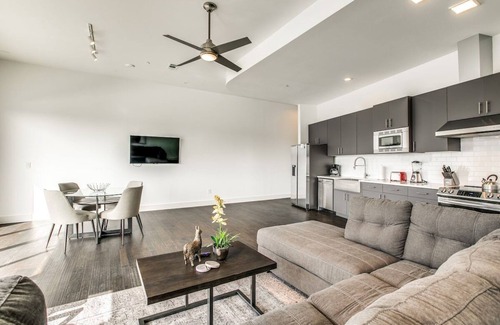 Cedars Apartment | Modern Space /King Bed /Unforgettable Views!