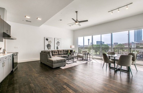 Cedars Apartment | Modern Space /King Bed /Unforgettable Views!