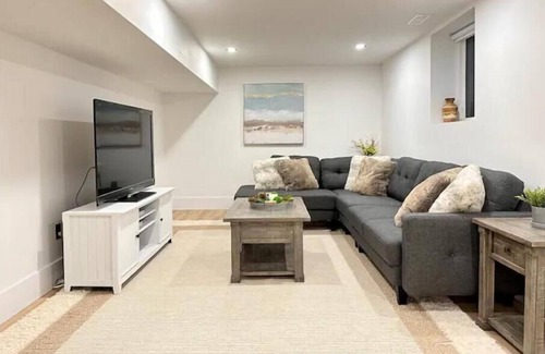 Grimsby House | Modern, Spacious 2 Bedroom Suite