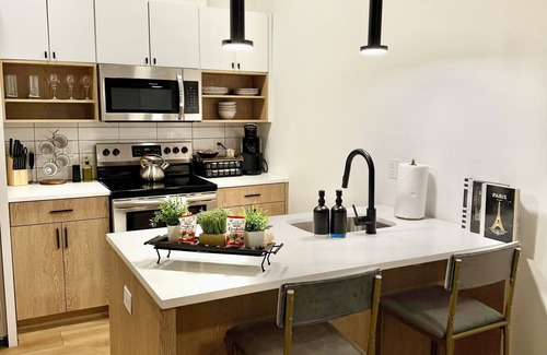 Downtown Apartment | Modern & Spacious 2BR Apartment w/Gym & Parking and central AC