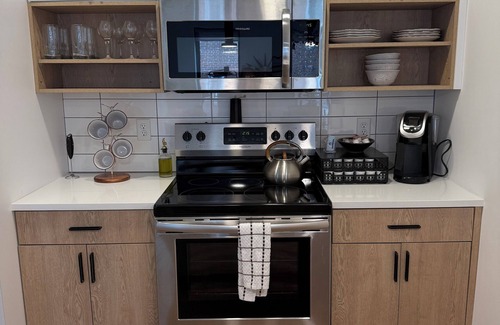 Downtown Apartment | Modern & Spacious 2BR Apartment w/Gym & Parking and central AC