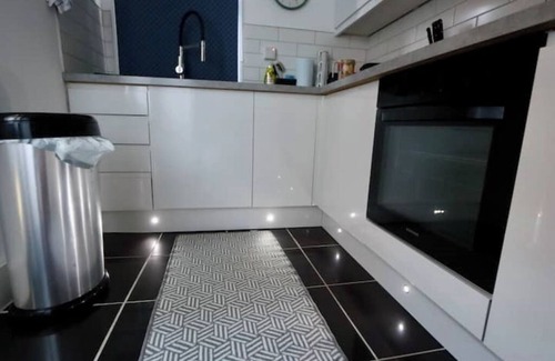 Watford House | Modern, Spacious 3 Bedroom home Watford Junction