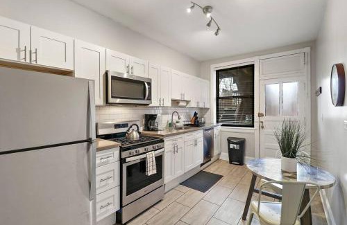 Hyde Park Apartment | Modern & Spacious 3BR Apt with In-Unit Laundry - Bstone 2