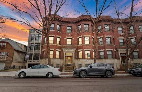 Hyde Park Apartment | Modern & Spacious 3BR Apt with In-Unit Laundry - Bstone 2