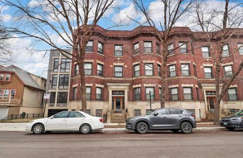 Hyde Park Apartment | Modern & Spacious 3BR Apt with In-Unit Laundry - Bstone 2