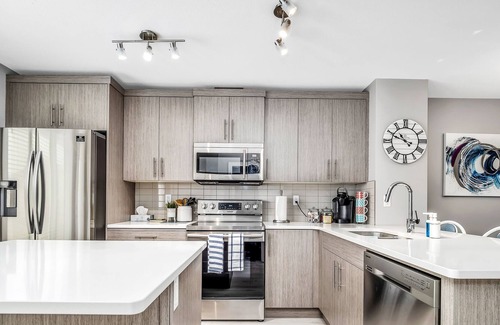 Lethbridge House | Modern & Spacious 4-BR, 3.5 Bath, Townhouse