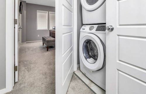 Lethbridge House | Modern & Spacious 4-BR, 3.5 Bath, Townhouse